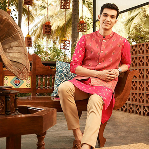 http://126822.m1110.group/vi/products/men-magenta-pink-golden-floral-printed-thread-work-floral-kurta-2