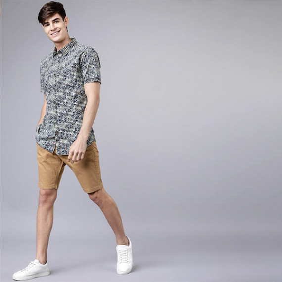 http://126822.m1110.group/products/men-khaki-solid-slim-fit-regular-shorts