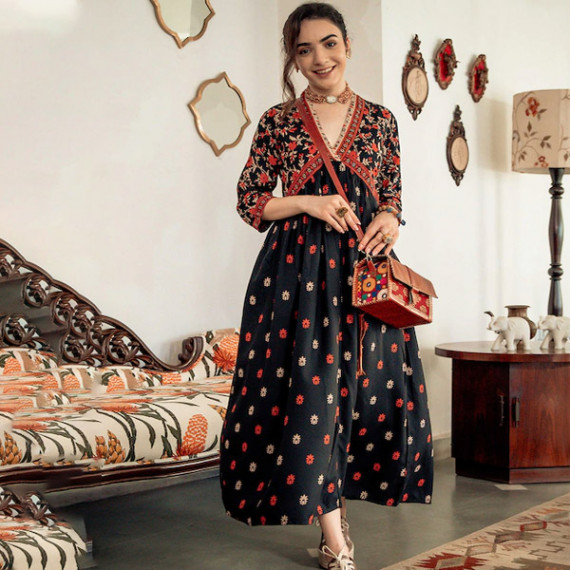 http://126822.m1110.group/products/black-orange-ethnic-motifs-printed-maxi-dress